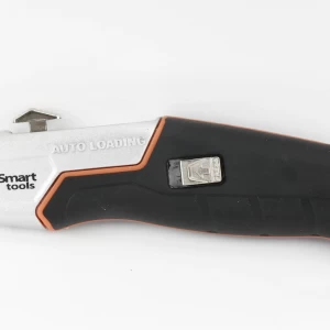Cuchillo retráctil gris, seguro y durable, ideal para cortes precisos en ferretería y herramientas manuales.